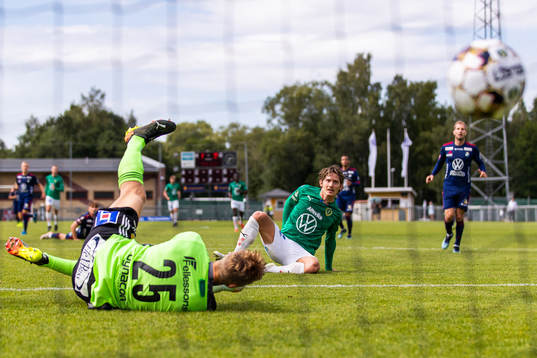 Östers målvakt Mathias Nilsson släpper in 2-0 från