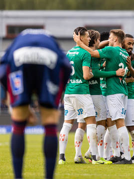 Jönköpings Robin Book jublar med lagkamrater