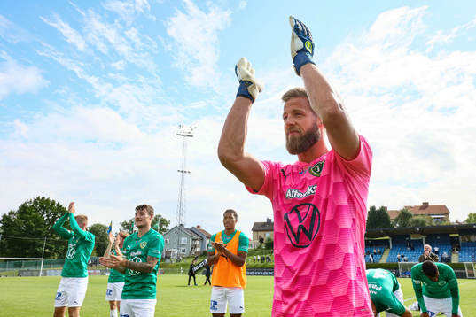 Jönköpings målvakt Frank Pettersson jublar