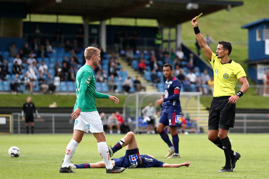 Adi Aganovic ger gult kort