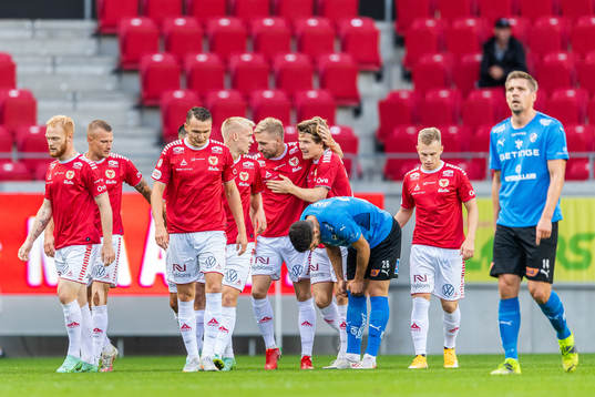 Kalmars Jonathan Ring jublar med lagkamrater