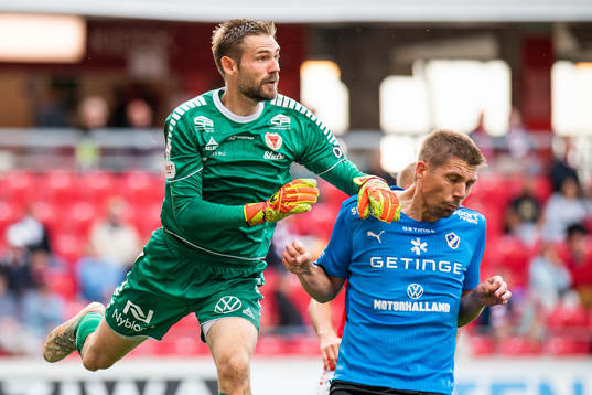 Kalmars målvakt Lucas Hägg Johansson och Halmstads Mikael