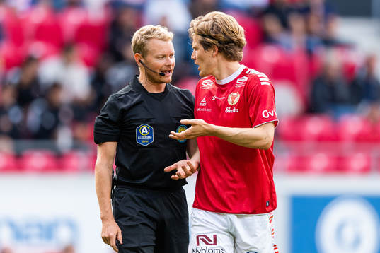 Domare Fredrik Klitte och Kalmars Oliver Berg i en