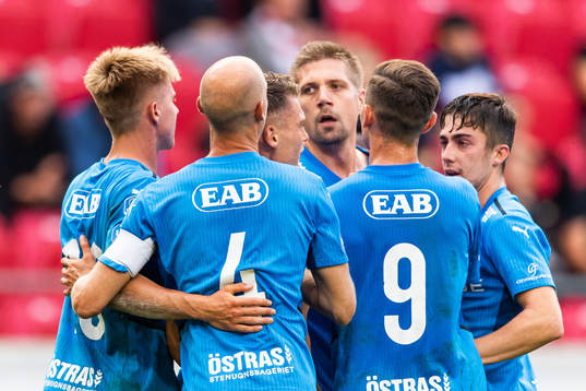 Halmstads Mikael Boman jublar med lagkamrater