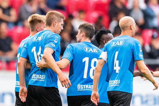 Halmstads Mikael Boman jublar med lagkamrater