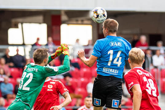 Kalmars målvakt Lucas Hägg Johansson och Halmstads Mikael