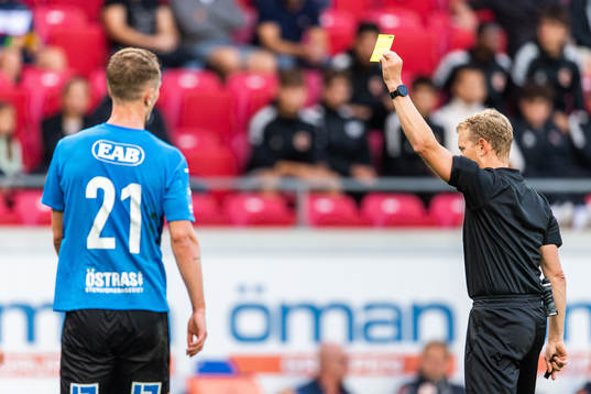 Halmstads Andreas Bengtsson varnas av domare Fredrik Klitte