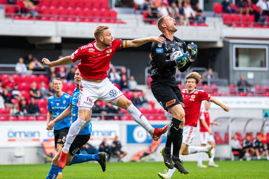Kalmars Jonathan Ring och Halmstads målvakt Malkolm