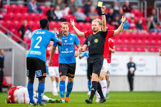 Halmstads Thomas Boakye varnas av domare Fredrik Klitte