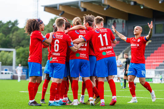 Helsingborgs Charlie Weberg (mitten) jublar med lagkamrater