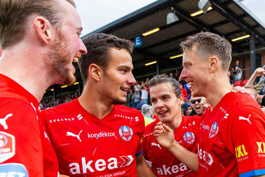 Helsingborgs Viktor Lundberg jublar med lagkamrater