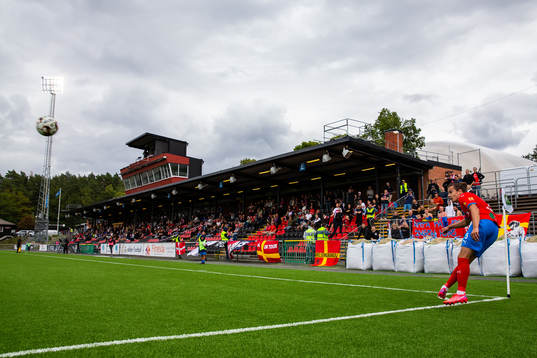 Helsingborgs Brandur Hendriksson Olsen slår en hörna