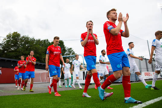 Helsingborgs spelare på väg in till fotbollsmatchen i