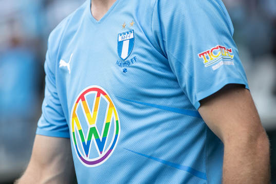 Sponsorloggor i regnbågsfärger och Malmö FFs emblem på