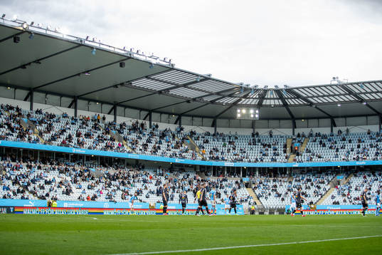 Vy över Eleda Stadion med reklamskyltar med texten ”