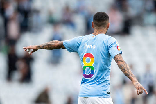 Malmö FFs Sergio Pena med regnbågsfärgade siffror på