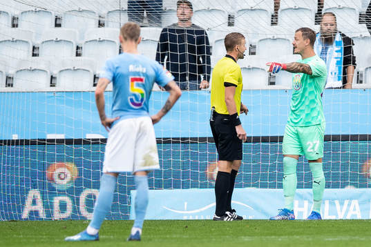 Domare Glenn Nyberg och Malmö FFs målvakt Johan Dahlin i