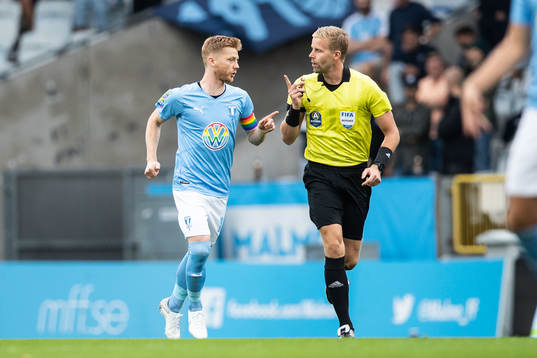 Malmö FFs Anders Christiansen och domare Glenn Nyberg