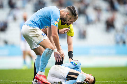 Malmö FFs Antonio Colak, domare Kristoffer Karlsson och