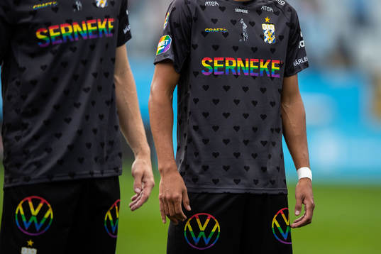 Göteborgs spelare med tröjor där sponsorloggorna är