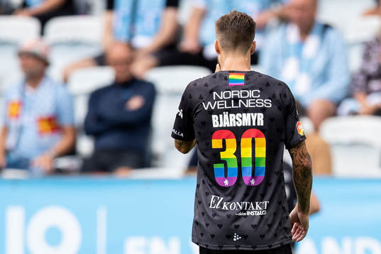 IFK Göteborgs Mattias Bjärsmyr med regnbågsfärgade