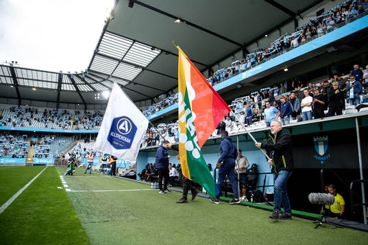 Flaggbärare med en Allsvensk flagga och en Unibet flagga i