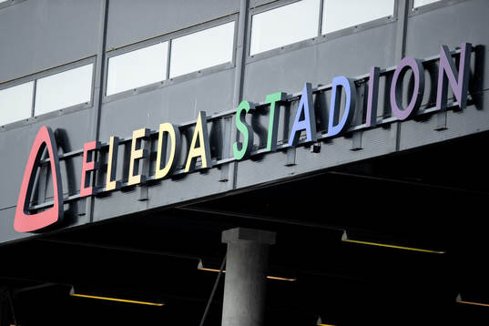 Eleda Stadion skylten i regnbågsfärger