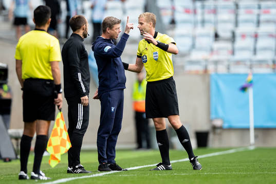 Malmö FFs huvudtränare Jon Dahl Tomasson och domare Glenn