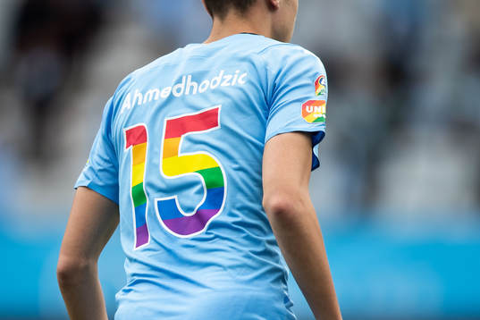 Malmö FFs Anel Ahmedhodzic med regnbågsfärgade siffror