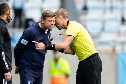 Malmö FFs huvudtränare Jon Dahl Tomasson och domare Glenn
