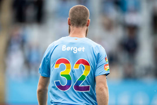 Malmö FFs Jo Inge Berget med regnbågsfärgade siffror på