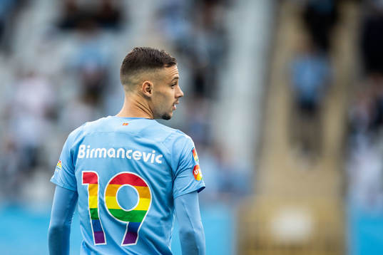 Malmö FFs Veljko Birmancevic med regnbågsfärgade siffror