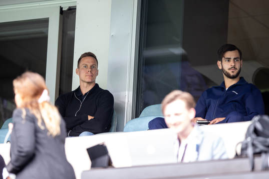 Malmö FFs Niklas Moisander och Adi Nalic  på läktaren