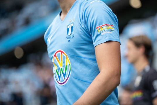 Sponsorloggor i regnbågsfärger och Malmö FFs emblem på
