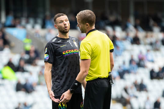 IFK Göteborgs Marcus Berg och domare Glenn Nyberg