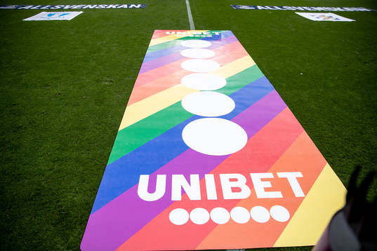 En Unibet skylt i regnbågsfärger