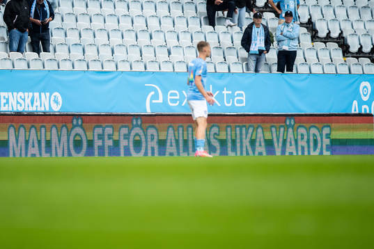 En regnbågsfärgad reklamskylt med texten ”Malmö FF