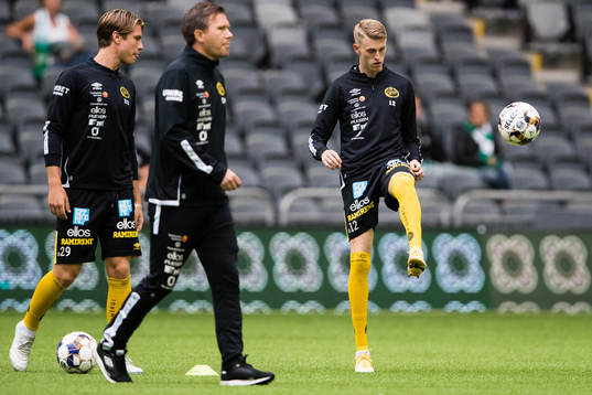 Elfsborgs Alexander Bernhadsson värmer upp