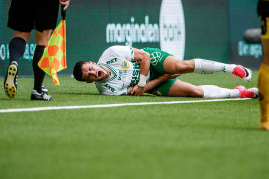 Hammarbys Astrit Selmani har ont