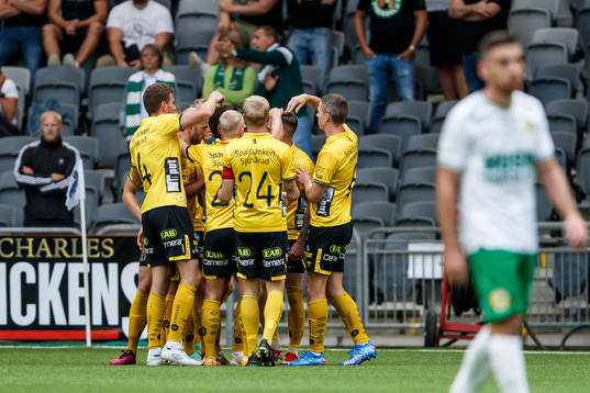 Elfsborgs Rasmus Alm jublar med lagkamrater