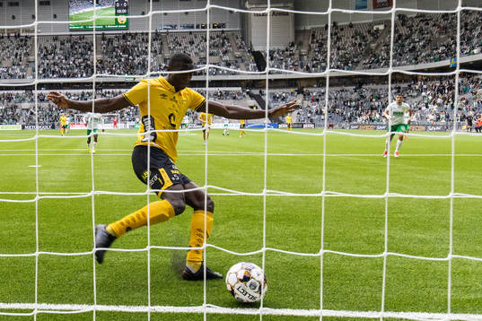 Elfsborgs Maudo Lamine Jarjué rensar undan bollen