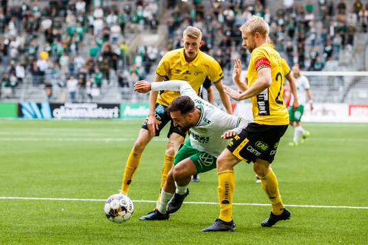 Hammarbys Abdul Khalili i en duell med Elfsborgs Johan