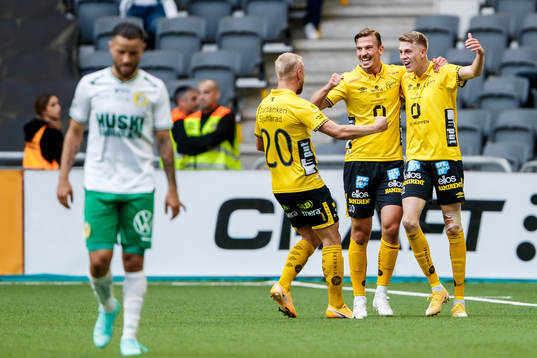 Elfsborgs Alexander Bernhadsson jublar med lagkmrater