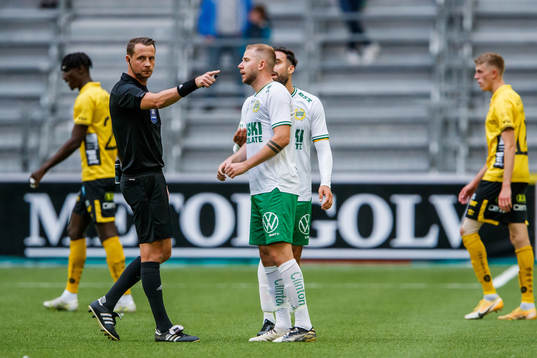 Hammarbys Darijan Bojanic reagerar mot domare Anders Ekberg