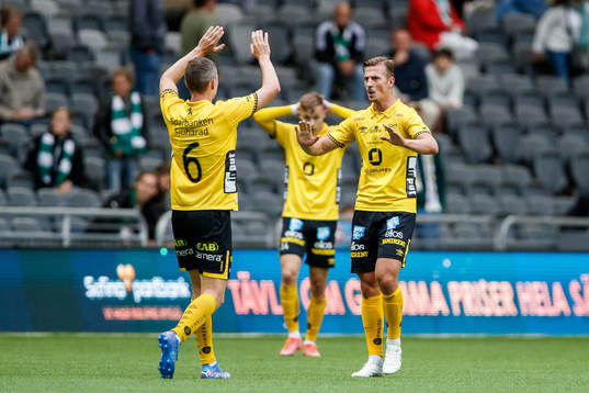 Elfsborgs André Rømer och Simon Olsson jublar