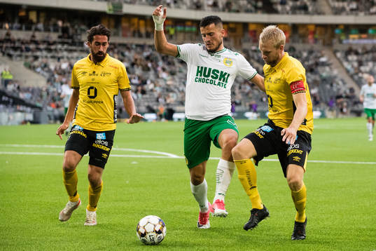 Hammarbys Astrit Selmani i kamp om bollen med Elfsborgs