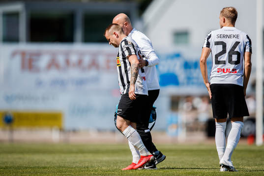 Landskronas Nicklas Nielsen lämnar planen skadad