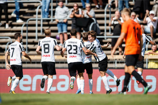 Landskronas Kevin Jensen jublar med lagkamrater