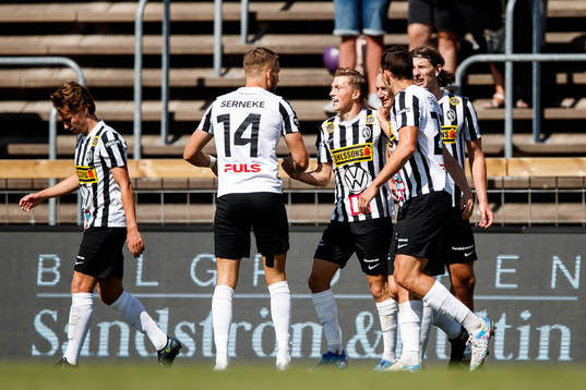 Landskronas Kevin Jensen jublar med lagkamrater