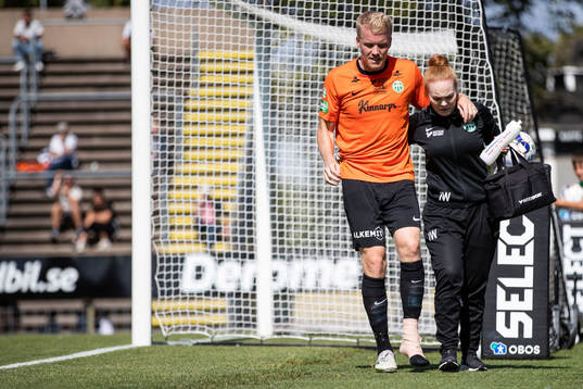 Västerås Simon Johansson får hjälp av planen